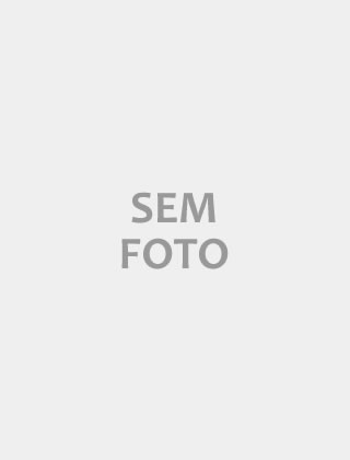 Gostosa peituda fazendo dupla penetração com dois malandros tarados